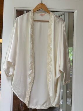 VINTAGE, timeless Flora Nikrooz Ivory Lace-Trim Satin Kimono Robe EUC smoke free